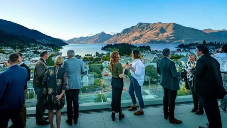 Queenstown lake and mountain scenery